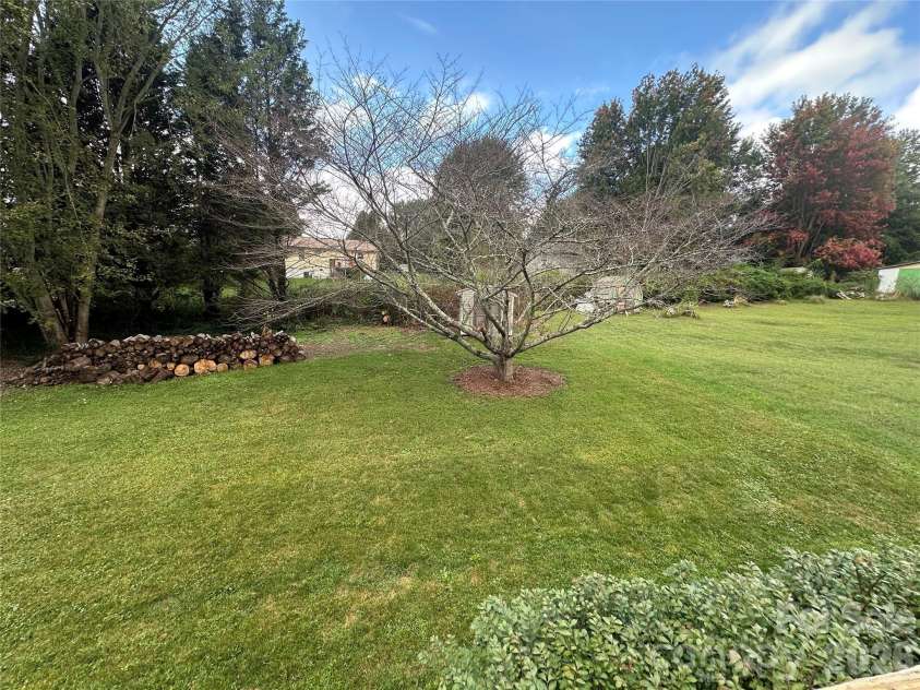 6 Kendrick Court, Flat Rock, NC 28731.  MLS# CAR4414981, YatesRealty ID 50622. Large flat backyard