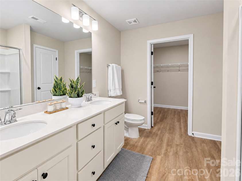 2220 Dardan Woods Drive, Charlotte, NC 28215.  MLS# CAR4424073, YatesRealty ID 50624. 