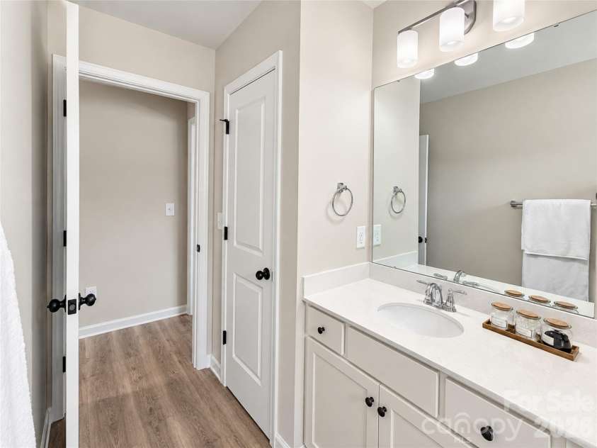 2220 Dardan Woods Drive, Charlotte, NC 28215.  MLS# CAR4424073, YatesRealty ID 50624. 