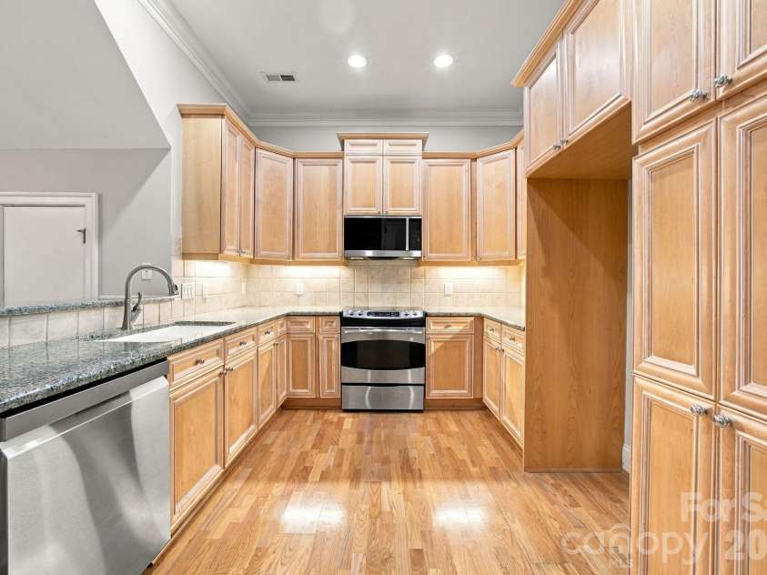 3504 Winslow Green Drive, Charlotte, NC 28210.  MLS# CAR4423017, YatesRealty ID 50631. 