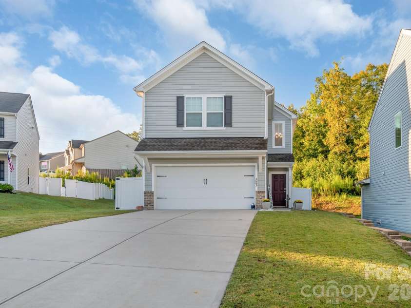 525 Newfound Hollow Drive, Charlotte, NC 28214.  MLS# CAR4421170, YatesRealty ID 50634. 