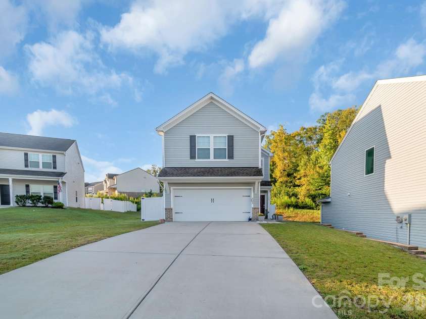525 Newfound Hollow Drive, Charlotte, NC 28214.  MLS# CAR4421170, YatesRealty ID 50634. 