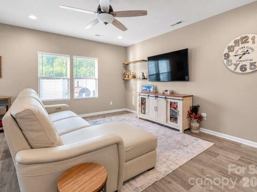 525 Newfound Hollow Drive, Charlotte, NC 28214.  MLS# CAR4421170, YatesRealty ID 50634. 