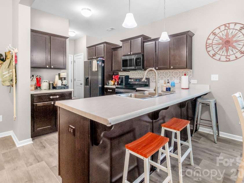 525 Newfound Hollow Drive, Charlotte, NC 28214.  MLS# CAR4421170, YatesRealty ID 50634. 