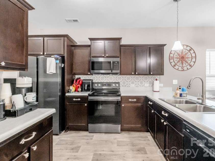 525 Newfound Hollow Drive, Charlotte, NC 28214.  MLS# CAR4421170, YatesRealty ID 50634. 