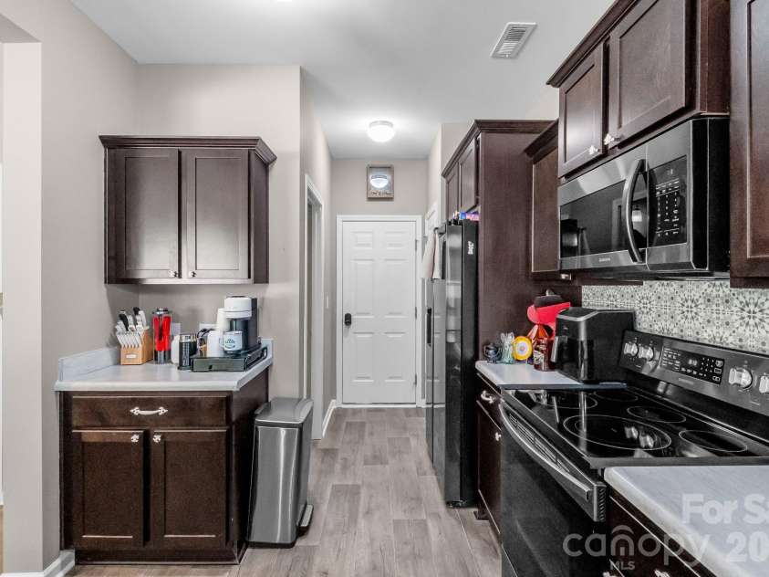 525 Newfound Hollow Drive, Charlotte, NC 28214.  MLS# CAR4421170, YatesRealty ID 50634. 