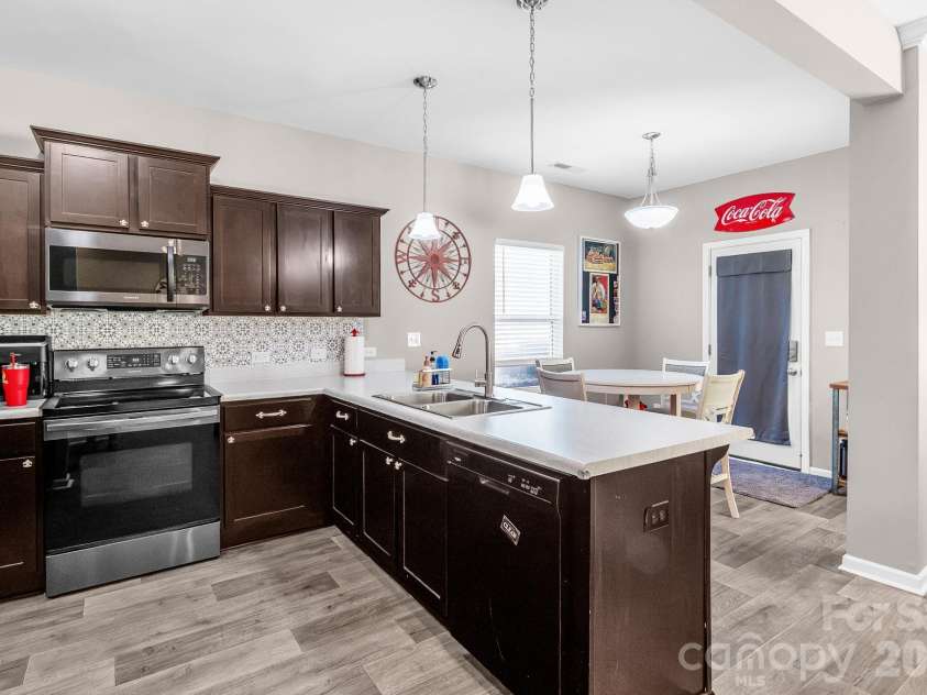 525 Newfound Hollow Drive, Charlotte, NC 28214.  MLS# CAR4421170, YatesRealty ID 50634. 