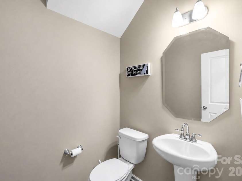 525 Newfound Hollow Drive, Charlotte, NC 28214.  MLS# CAR4421170, YatesRealty ID 50634. 