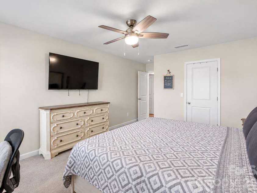 525 Newfound Hollow Drive, Charlotte, NC 28214.  MLS# CAR4421170, YatesRealty ID 50634. 