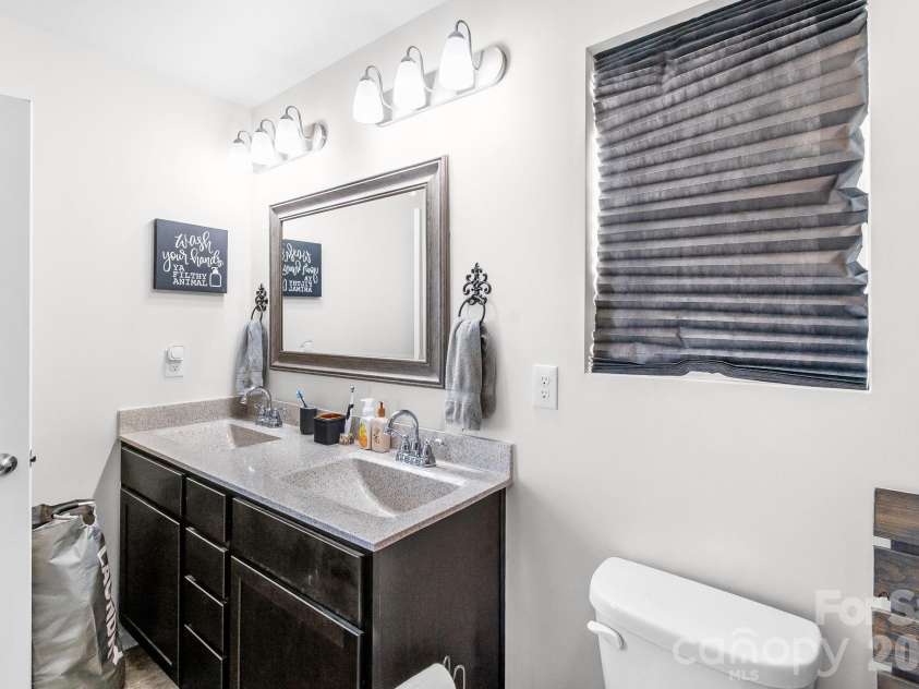 525 Newfound Hollow Drive, Charlotte, NC 28214.  MLS# CAR4421170, YatesRealty ID 50634. 