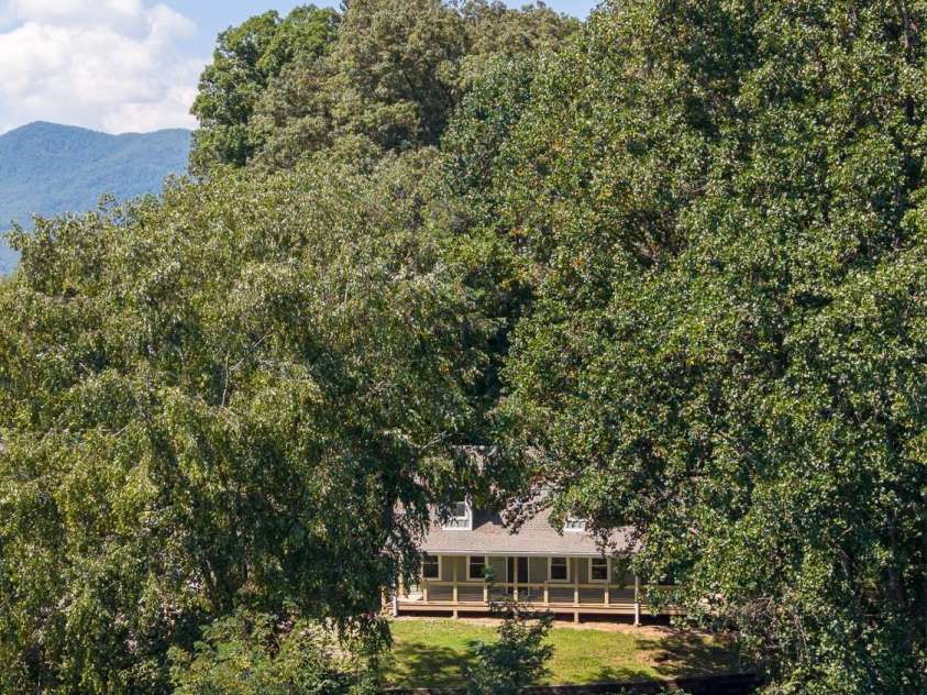 186 Sylvan Heights Drive, Sylva, NC 28773.  MLS# CAR4421307, YatesRealty ID 50635. 