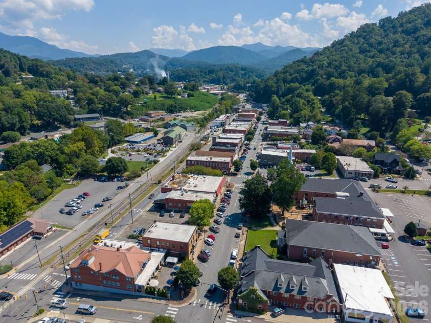 186 Sylvan Heights Drive, Sylva, NC 28773.  MLS# CAR4421307, YatesRealty ID 50635. 