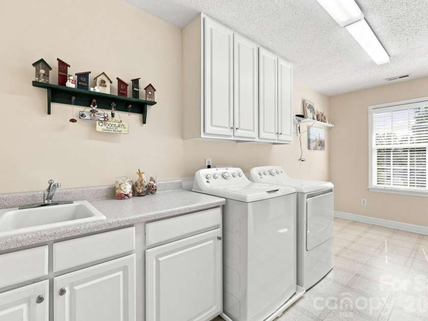 1075 Glenfield Drive, Salisbury, NC 28147.  MLS# CAR4422693, YatesRealty ID 50642. 