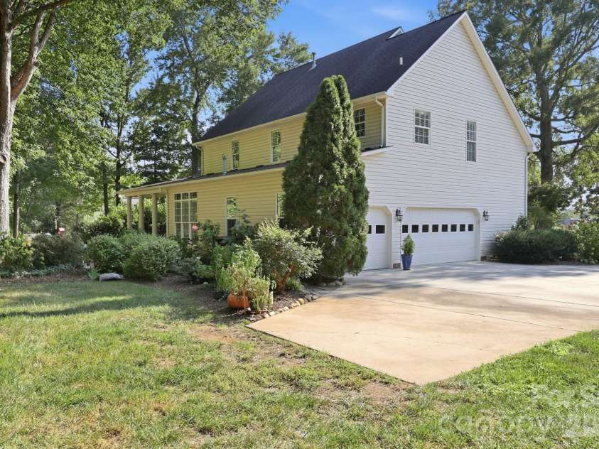 1075 Glenfield Drive, Salisbury, NC 28147.  MLS# CAR4422693, YatesRealty ID 50642. 