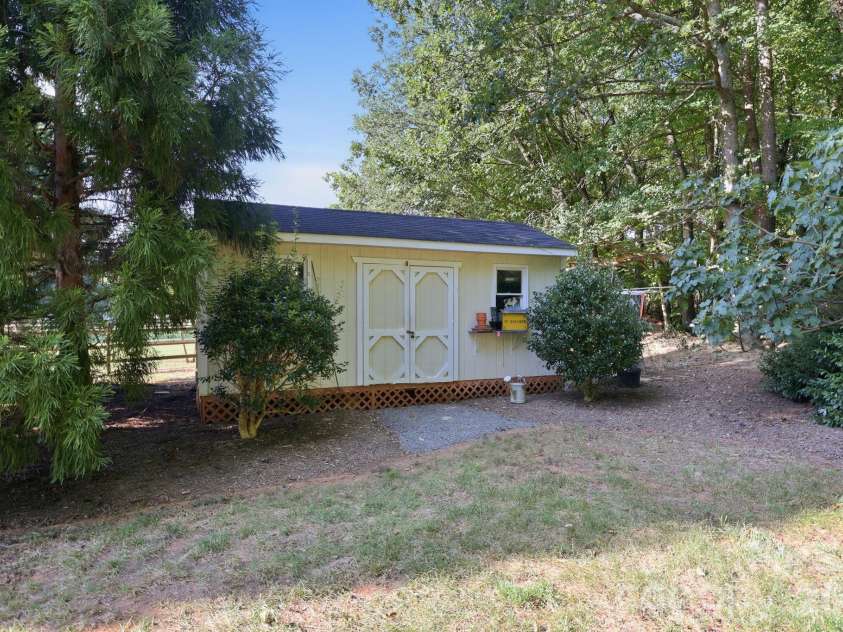1075 Glenfield Drive, Salisbury, NC 28147.  MLS# CAR4422693, YatesRealty ID 50642. 
