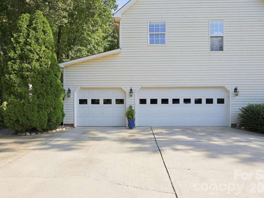 1075 Glenfield Drive, Salisbury, NC 28147.  MLS# CAR4422693, YatesRealty ID 50642. 