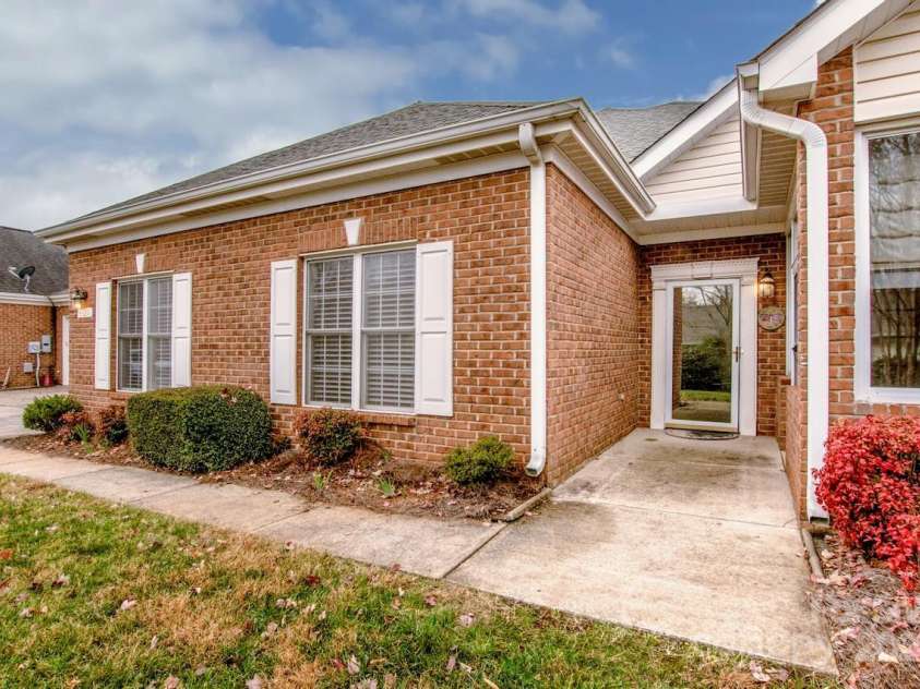 8320 Highland Glen Drive, Charlotte, NC 28269.  MLS# CAR4324740, YatesRealty ID 50643. 