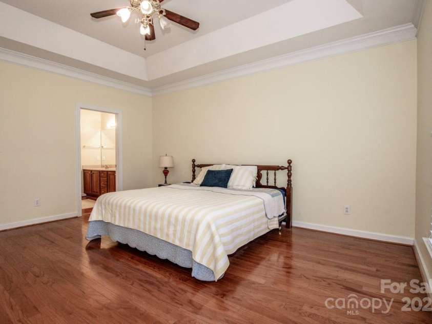 8320 Highland Glen Drive, Charlotte, NC 28269.  MLS# CAR4324740, YatesRealty ID 50643. Beautiful Hardwoods