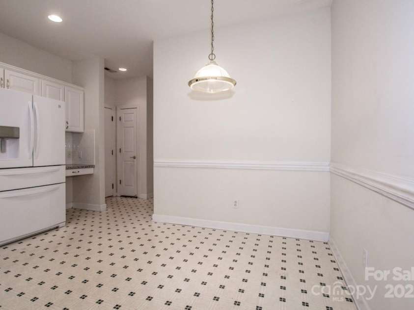 8320 Highland Glen Drive, Charlotte, NC 28269.  MLS# CAR4324740, YatesRealty ID 50643. Breakfast Area