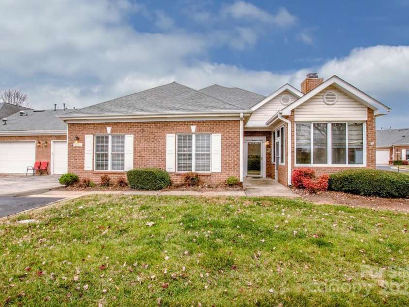 8320 Highland Glen Drive, Charlotte, NC 28269.  MLS# CAR4324740, YatesRealty ID 50643. Full Brick Patio Home with 2 car Garage