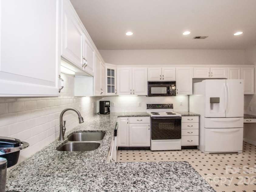 8320 Highland Glen Drive, Charlotte, NC 28269.  MLS# CAR4324740, YatesRealty ID 50643. Granite countertops