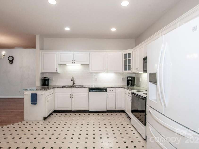8320 Highland Glen Drive, Charlotte, NC 28269.  MLS# CAR4324740, YatesRealty ID 50643. Large kitchen