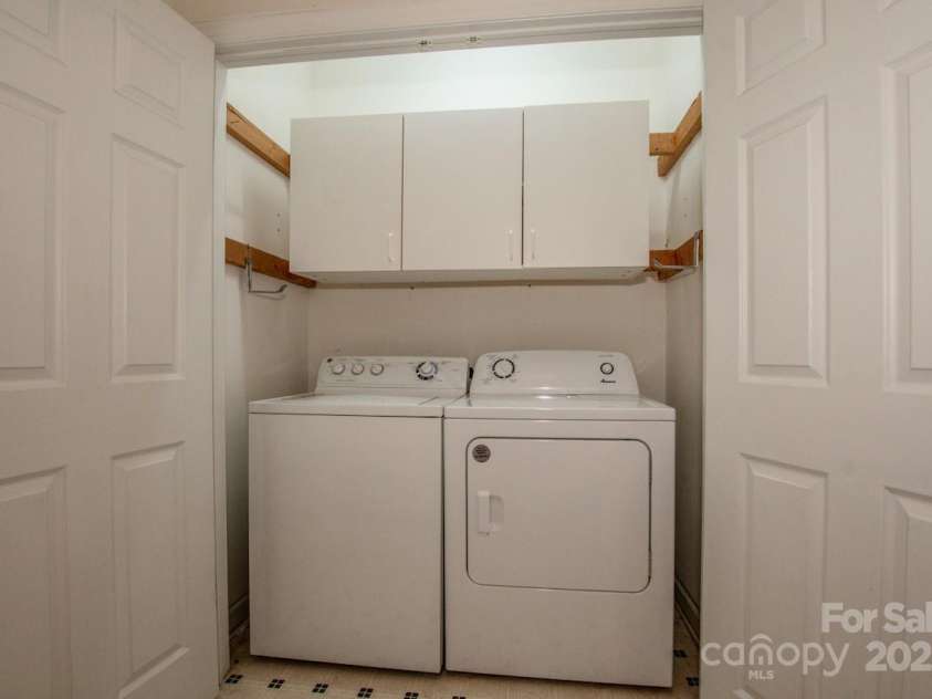 8320 Highland Glen Drive, Charlotte, NC 28269.  MLS# CAR4324740, YatesRealty ID 50643. Laundry Space off kitchen