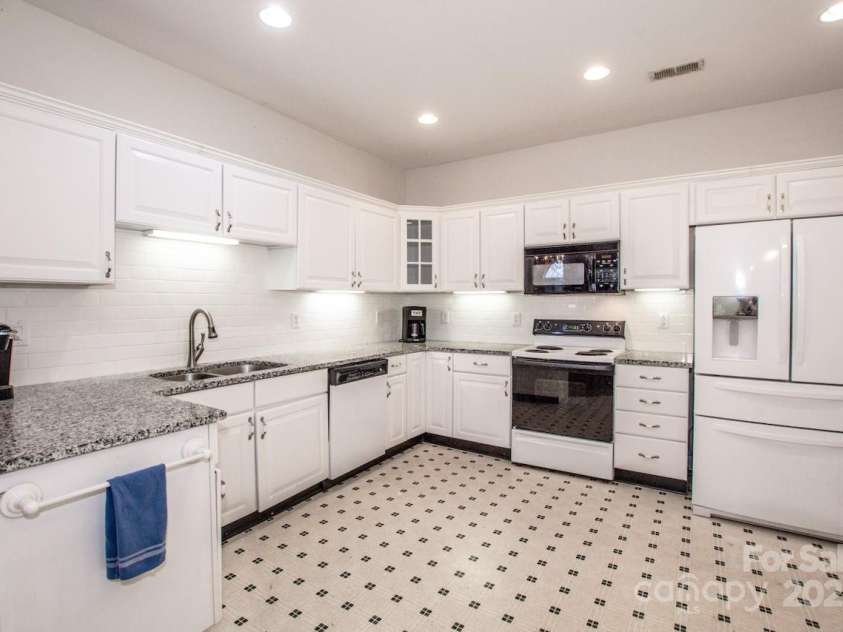 8320 Highland Glen Drive, Charlotte, NC 28269.  MLS# CAR4324740, YatesRealty ID 50643. Lots of white cabinets
