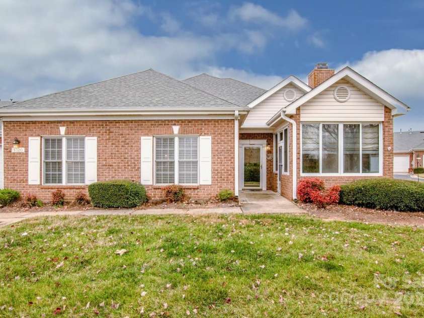 8320 Highland Glen Drive, Charlotte, NC 28269.  MLS# CAR4324740, YatesRealty ID 50643. Maintenance Free 