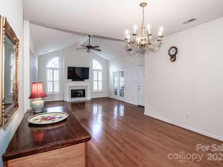 8320 Highland Glen Drive, Charlotte, NC 28269.  MLS# CAR4324740, YatesRealty ID 50643. Neutral Decor