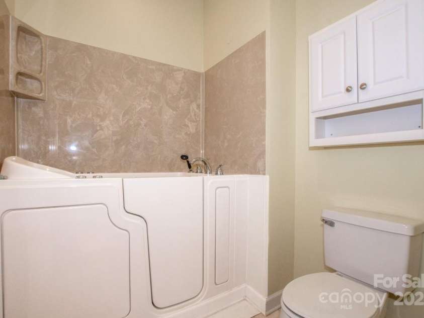8320 Highland Glen Drive, Charlotte, NC 28269.  MLS# CAR4324740, YatesRealty ID 50643. Primary Bath -