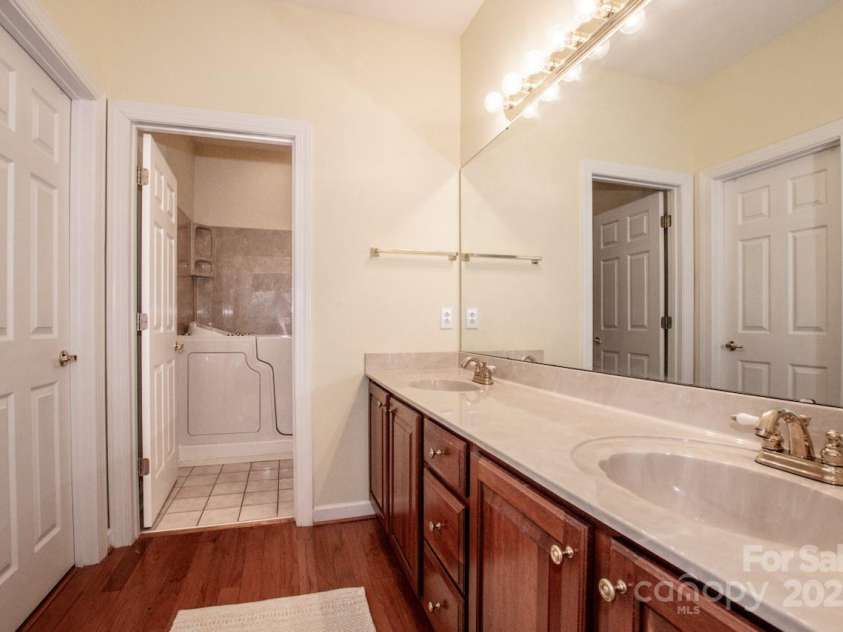 8320 Highland Glen Drive, Charlotte, NC 28269.  MLS# CAR4324740, YatesRealty ID 50643. Primary Bath - double vanity