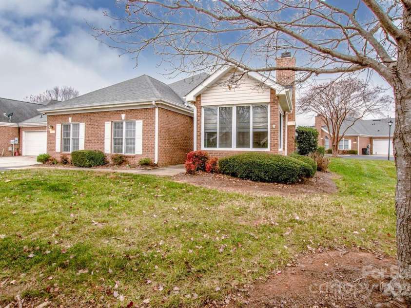 8320 Highland Glen Drive, Charlotte, NC 28269.  MLS# CAR4324740, YatesRealty ID 50643. Private End Unit 