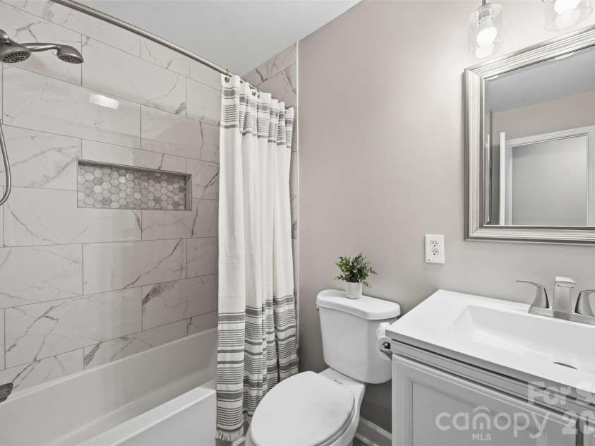 4376 Gentry Lane, York, SC 29745.  MLS# CAR4423979, YatesRealty ID 50651. Hall Bath