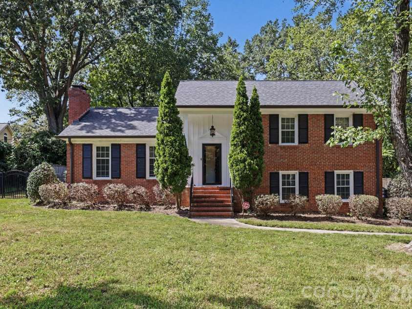 3846 Barclay Downs Drive, Charlotte, NC 28209.  MLS# CAR4414002, YatesRealty ID 50660. 