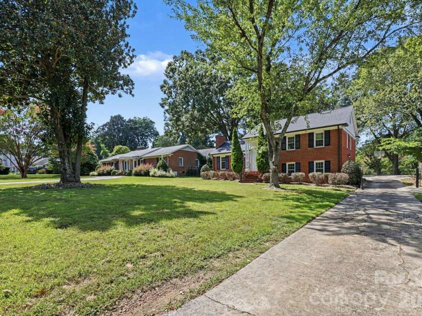 3846 Barclay Downs Drive, Charlotte, NC 28209.  MLS# CAR4414002, YatesRealty ID 50660. 