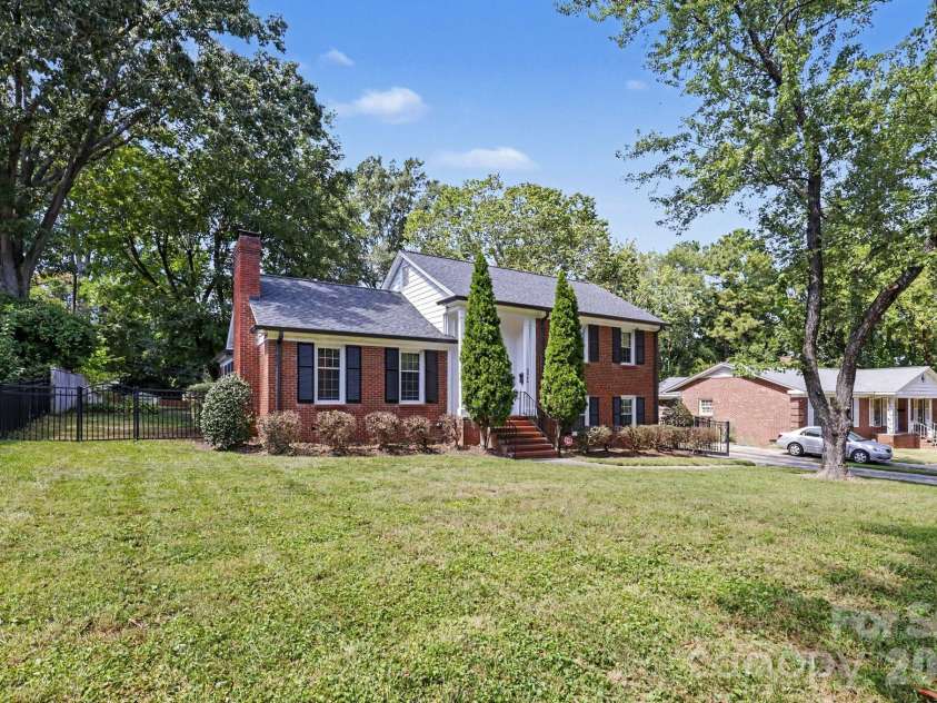 3846 Barclay Downs Drive, Charlotte, NC 28209.  MLS# CAR4414002, YatesRealty ID 50660. 