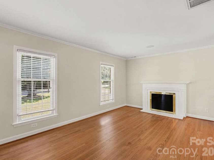 3846 Barclay Downs Drive, Charlotte, NC 28209.  MLS# CAR4414002, YatesRealty ID 50660. 