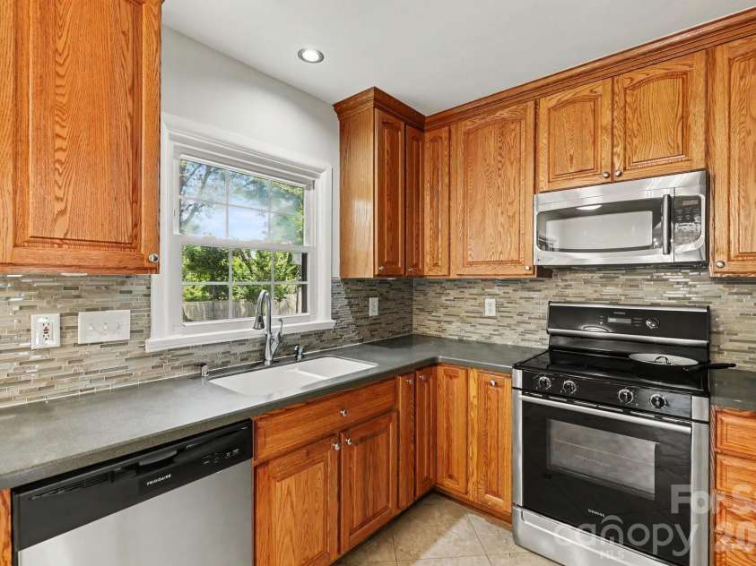 3846 Barclay Downs Drive, Charlotte, NC 28209.  MLS# CAR4414002, YatesRealty ID 50660. 