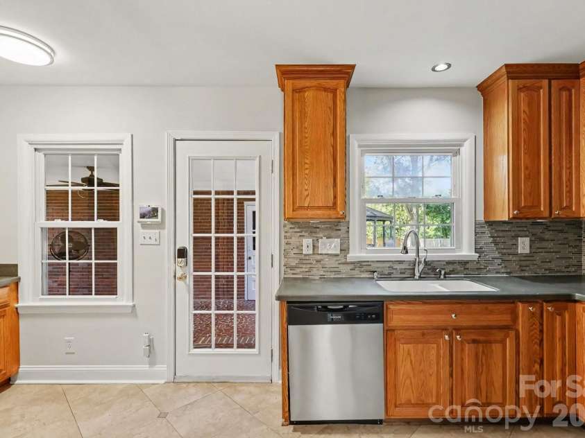 3846 Barclay Downs Drive, Charlotte, NC 28209.  MLS# CAR4414002, YatesRealty ID 50660. 