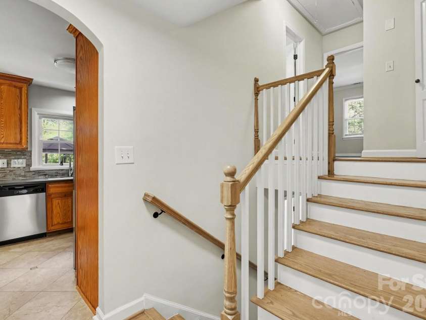 3846 Barclay Downs Drive, Charlotte, NC 28209.  MLS# CAR4414002, YatesRealty ID 50660. 