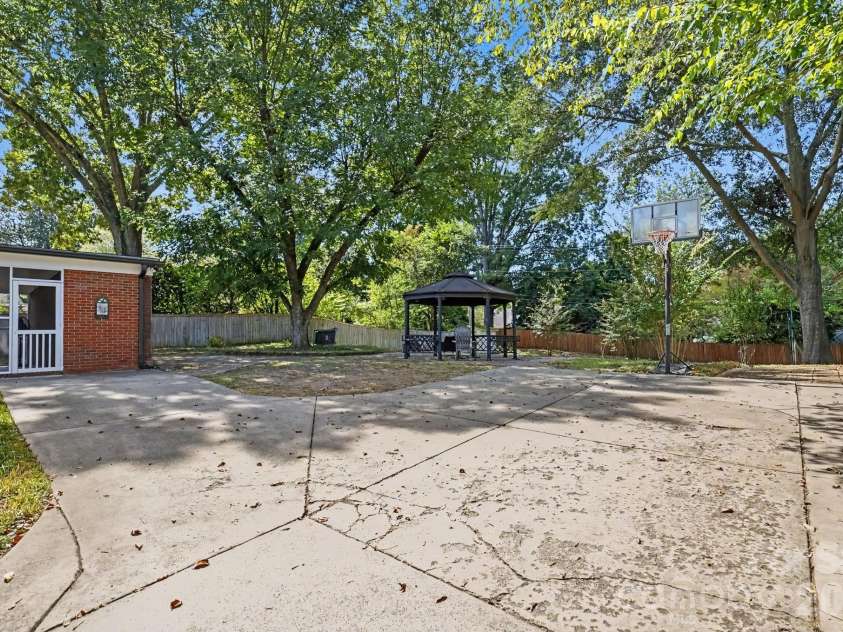 3846 Barclay Downs Drive, Charlotte, NC 28209.  MLS# CAR4414002, YatesRealty ID 50660. 