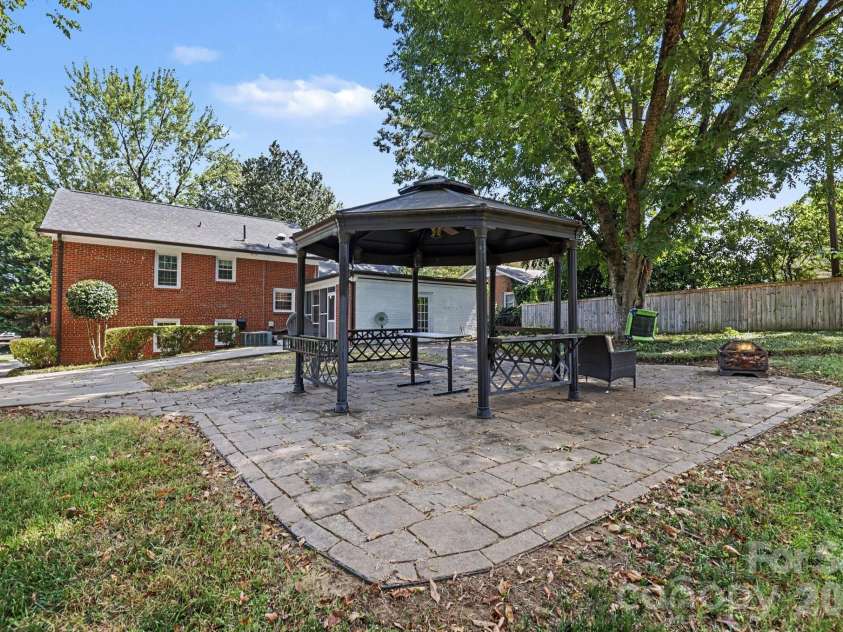 3846 Barclay Downs Drive, Charlotte, NC 28209.  MLS# CAR4414002, YatesRealty ID 50660. 