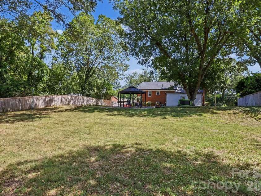 3846 Barclay Downs Drive, Charlotte, NC 28209.  MLS# CAR4414002, YatesRealty ID 50660. 