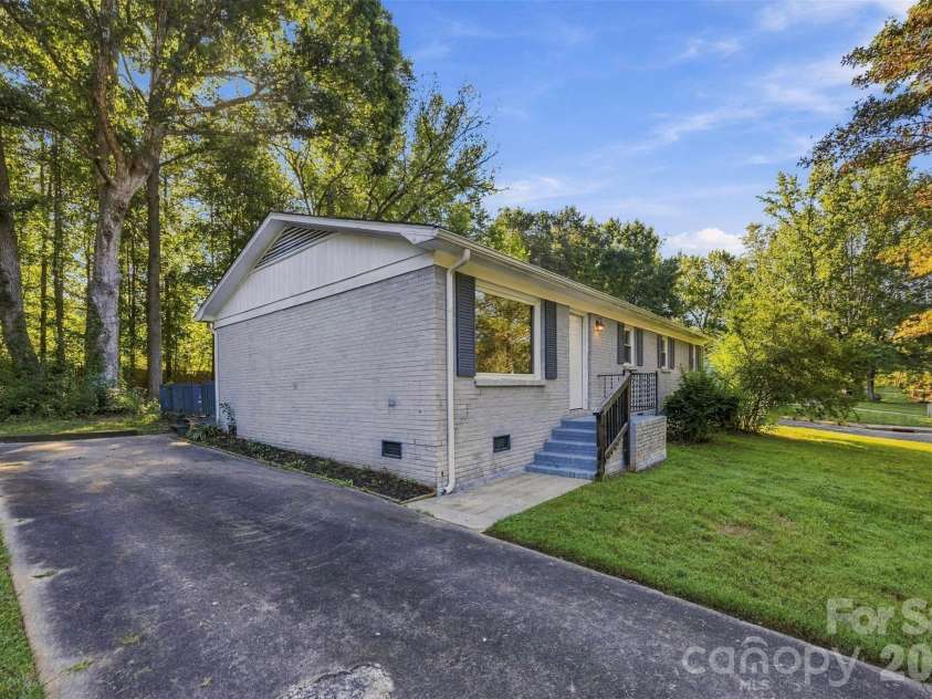 428 Mclelland Avenue, Mooresville, NC 28115.  MLS# CAR4424242, YatesRealty ID 50664. 