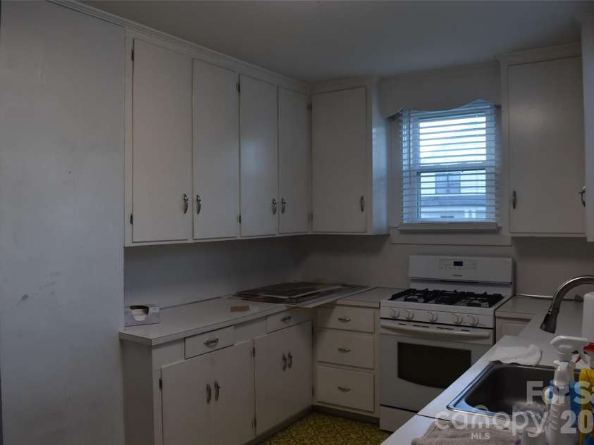 301 Highland Street, Mount Holly, NC 28120.  MLS# CAR4424187, YatesRealty ID 50665. Kitchen