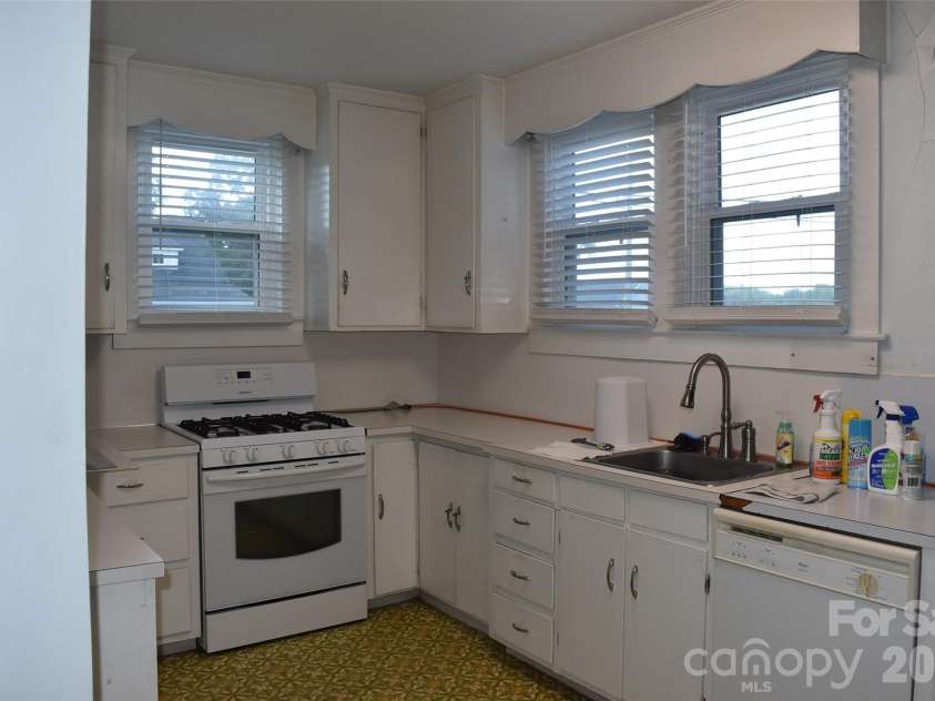 301 Highland Street, Mount Holly, NC 28120.  MLS# CAR4424187, YatesRealty ID 50665. Kitchen