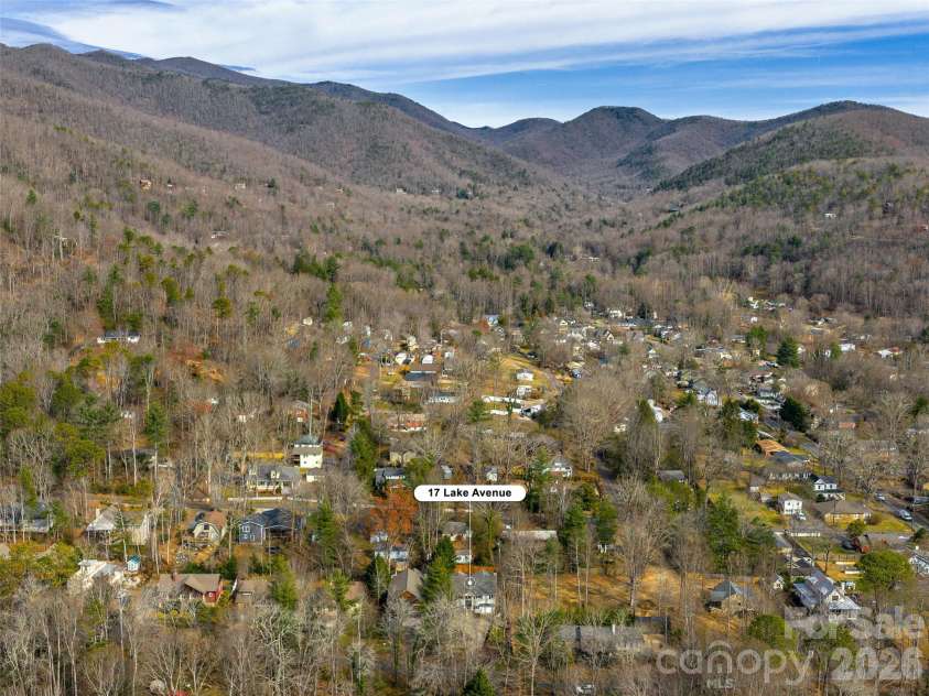 17 Lake Avenue, Black Mountain, NC 28711.  MLS# CAR4324446, YatesRealty ID 50666. 