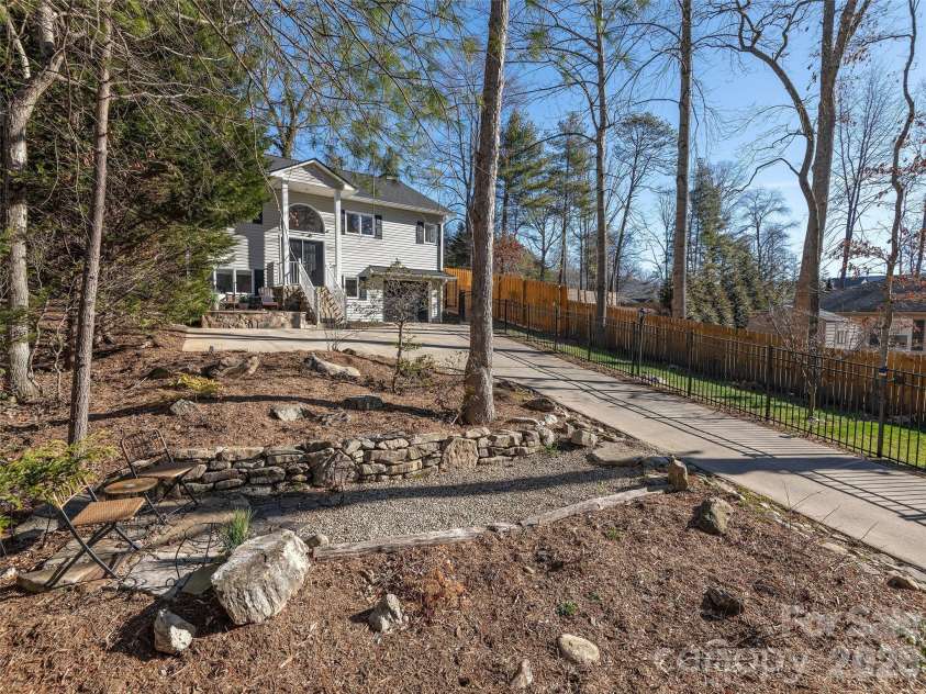 17 Lake Avenue, Black Mountain, NC 28711.  MLS# CAR4324446, YatesRealty ID 50666. 