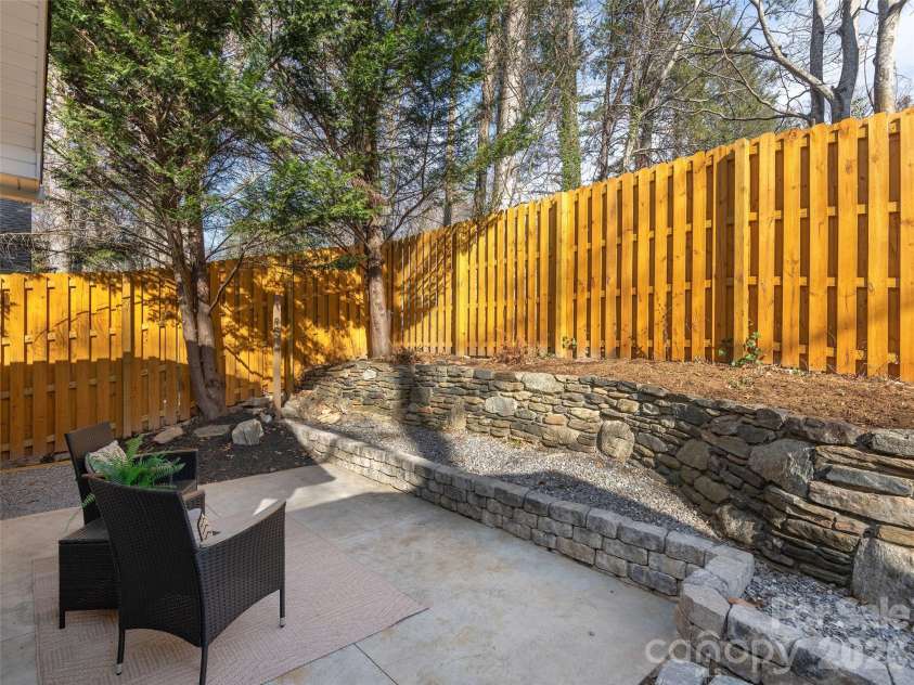 17 Lake Avenue, Black Mountain, NC 28711.  MLS# CAR4324446, YatesRealty ID 50666. 